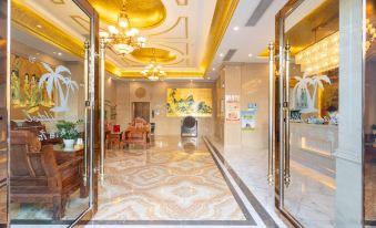 The entrance to a spacious room features marble floors and wood paneling painted in gold at Hawaii International Hotel (Shenzhen International Convention and Exhibition Center)