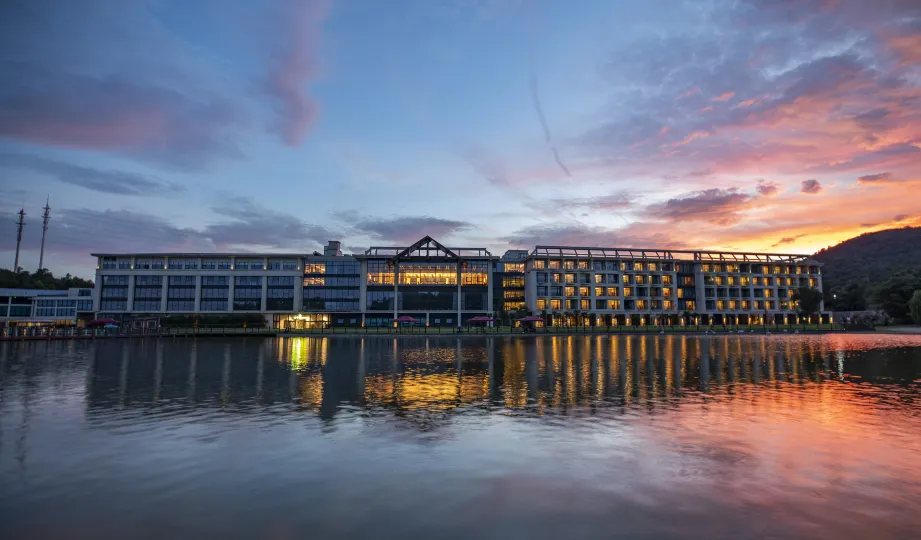 Nanjing Ziqing Lake Hot Spring Resort (Wildlife World)
