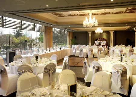 Stamford Plaza Adelaide Отели рядом с достопримечательностью «Вел Гарденс»