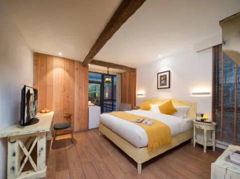 Cloud Mirror Holiday Hostel