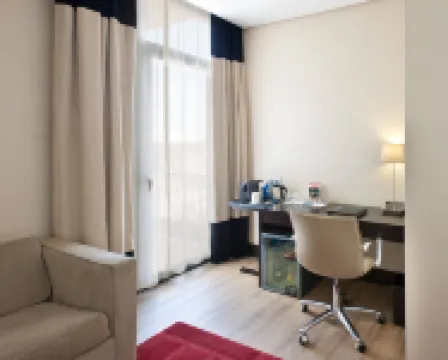 NH阿維尼達赫雷斯酒店
