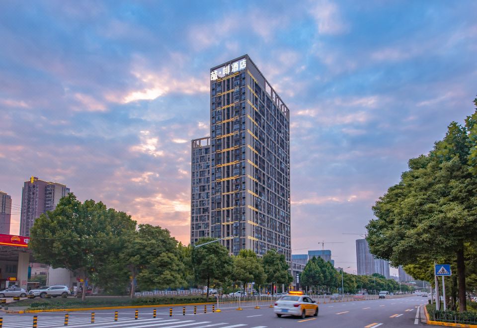 James Joyce Coffetel (Wuhan Happy Valley Renhe Road Metro Station) - Housity