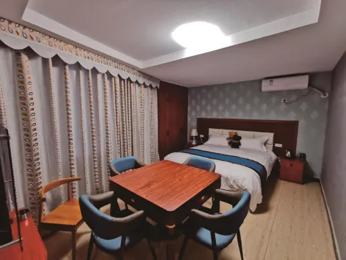 Hong'an Riverside Business Hotel