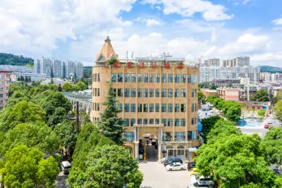 โรงแรมฮอลิเดย์ จินเซเหลียนฮวา โรงแรมใกล้ภาควิชาวิศวกรรมการขึ้นรูปและการควบคุมวัสดุมหาวิทยาลัยเทคโนโลยีคุนหมิง