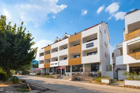 Floral Hotel ·Flower Room Hotel (Yixing Zhuhai Scenic Area Branch) Отели рядом с достопримечательностью «Holy Land of Taozu—Bamboo Tip Corridor»