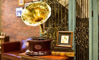 James Joyce Coffetel (Tianjin West Railway Station Renmin Hospital Metro Station)