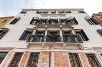 Ca' Bonfadini Historic Experience Hotels near ليدو دي فينيتسا