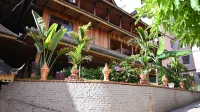 Jinghong Mankuang Daijia Chinese Inn Hotels near Manting Park