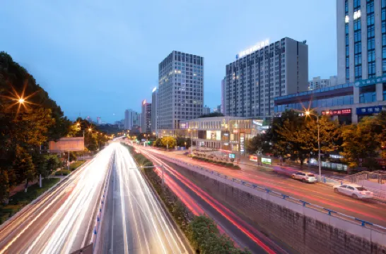 Jinyue Shanglv Boutique Hotel (Chongqing Times Paradise Walk) Отели рядом с достопримечательностью «Chongqing Hongyan Revolutionary Museum»