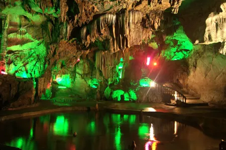 BeiliuFenglvBusinessHotel Отели рядом с достопримечательностью «Darongshan National Forest Park»