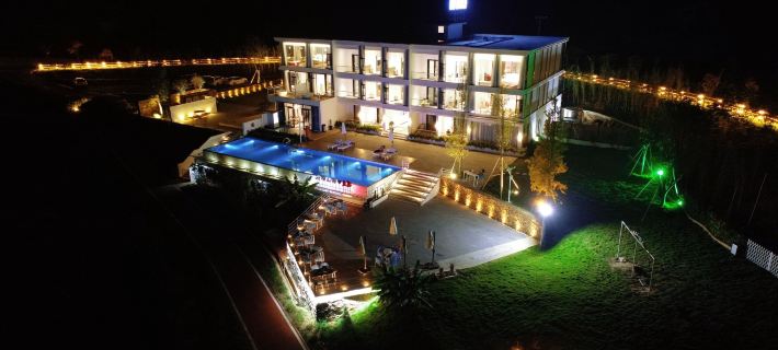 The mountain and the water embrace the Pleasant Bay Homestay Hotels in Zixing