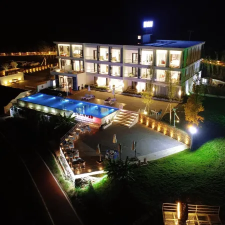 The mountain and the water embrace the Pleasant Bay Homestay