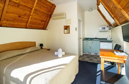 Mountain Chalets Motel