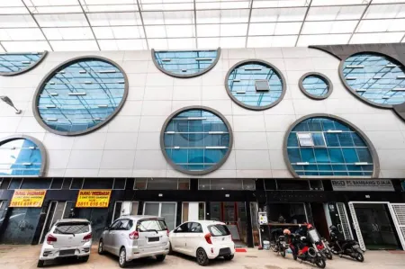 RedDoorz Plus @ Centrium Katamso Medan Отели рядом с достопримечательностью «Maimoon Palace»