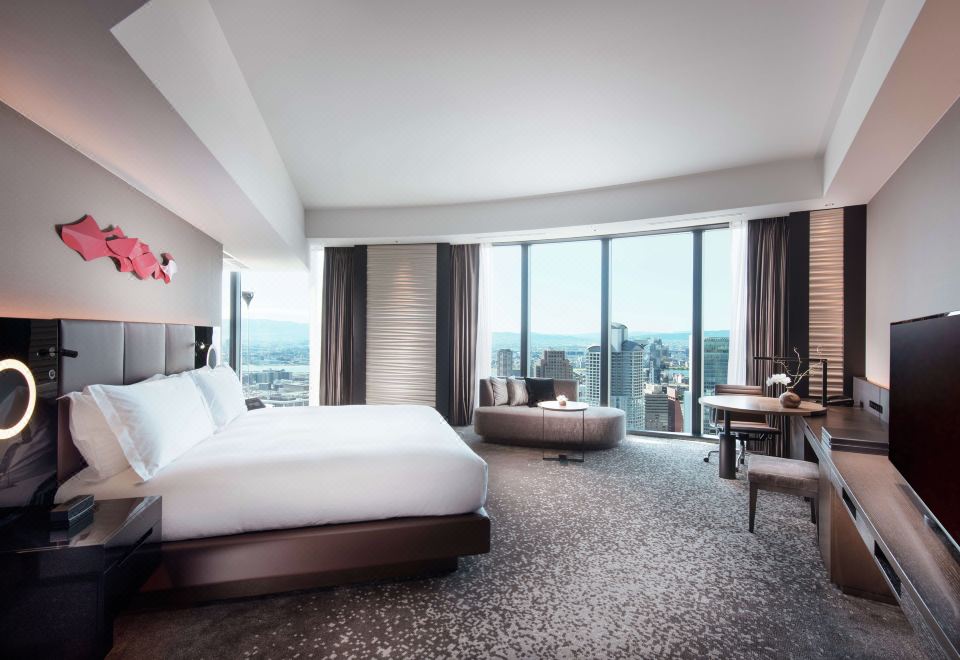 콘래드 오사카의 시원한 전망을 자랑하는 수영장