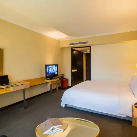 Beijing New World Centre Tongpai Hotel