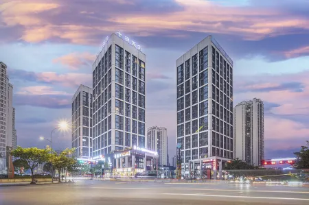 Shiyue Hotel (Original Works of Yibin West District) Отели рядом с достопримечательностью «Li Zhuang Lv You»