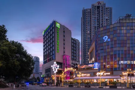 Holiday Inn Express Chengdu Xindu Отели рядом со станцией Chengdu Xindu Railway Station