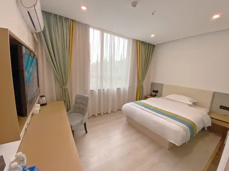 Jinye Jingsheng Hotel (Leshan High-speed Railway Station Jiaxing Road Food Street)