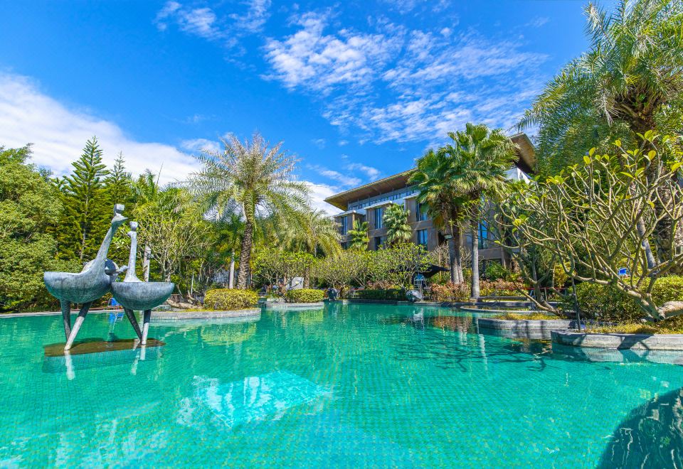 더 물리안 어반 리조트의 평화로운 야외 수영장 전경