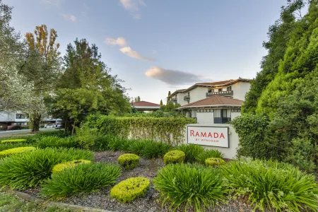 Ramada By Wyndham Diplomat Canberra Отели рядом с достопримечательностью «Canberra Baptist Church»