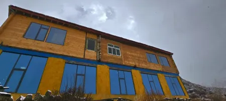 Chilie Yangqing Homestay (Basu Laigu Glacier) Отели рядом с достопримечательностью «Ranwuzhen»