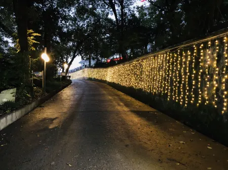 Shanzhuang Hotel (Yichang CBD Shopping Center Yiling Plaza Branch) Отели рядом с достопримечательностью «The Xiling Gorge “Happy Valley”»