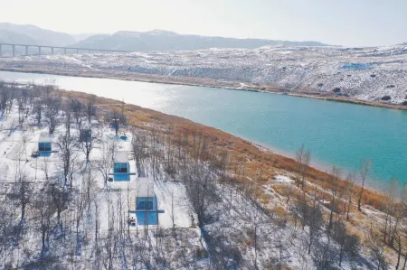 Stray Birds Hotel Отели рядом с достопримечательностью «Desert Escalator»