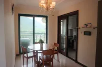 Yangjiang Hailing Island Chunnuan Huakai Apartment
