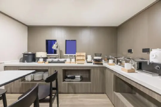 HanTing Hotel (Shanghai Changhai Hospital Guohe Road) Отели рядом с достопримечательностью «China Martial Museum»