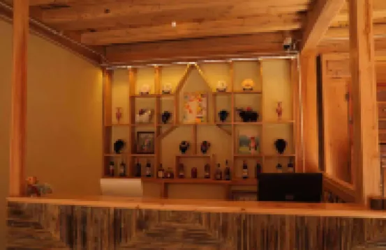 Renqing Cimu Mei Court