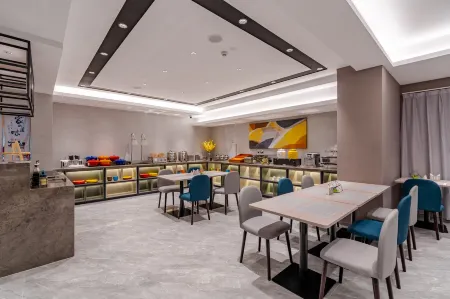 Homeinn Selected Hotel (Hefei Railway Station Xindi Plaza) Отели рядом с достопримечательностью «Anhui Hefei Technician College»