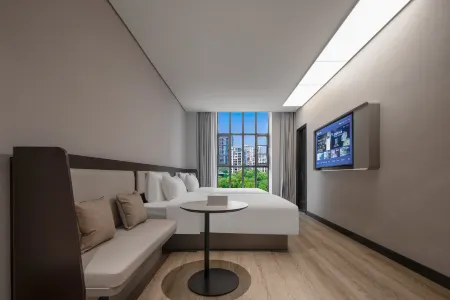 HanTing Hotel (Nanchang Honggutan Wanda Qiushui Square) Отели рядом с достопримечательностью «Jiangxi Science and Technology Normal University (Fenglin Campus)»