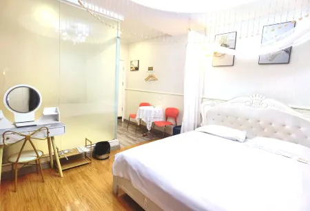 Feixi The night of romance Theme Hotel Отели рядом с достопримечательностью «Anhui Wonder University»