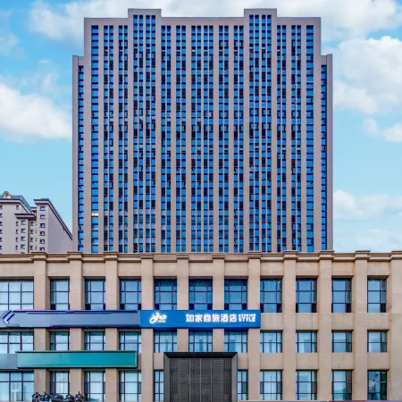 Homeinn Selected Hotel (Urumqi Convention Wuyue Plaza)