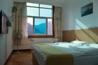 Pingbian Shuangxuan Hotel