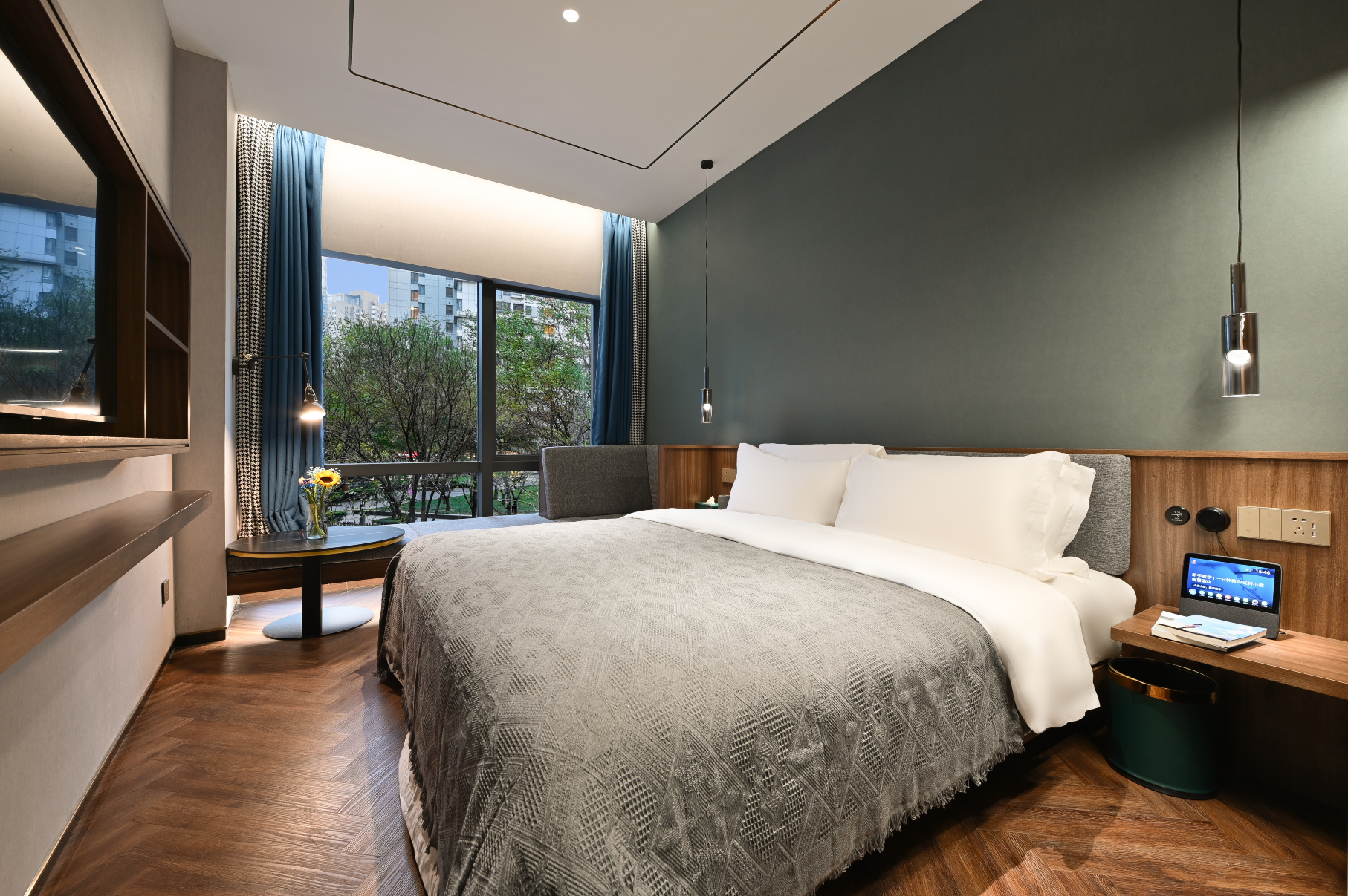 Color and Light Hotel Beijing Guomao CBD Отели в Пекин