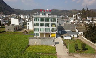 Luoping Chunri Xiaoyuan Homestay (Jinji Peak Cong Branch)