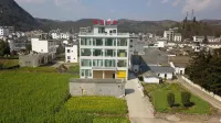 Luoping Chunri Xiaoyuan Homestay (Jinji Peak Cong Branch) Hotels near Dongsheng Square