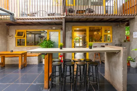 Shenzhen Slow Life Industrial Style Seaside  Inn（Nostalgic shop）