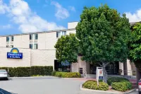 Days Inn & Suites by Wyndham Fullerton Hotels in Fullerton