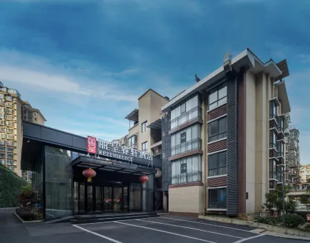 Rezen Select Hotel (Kaili City  Center Wanda Plaza) Отели рядом со станцией Kaili Railway Station