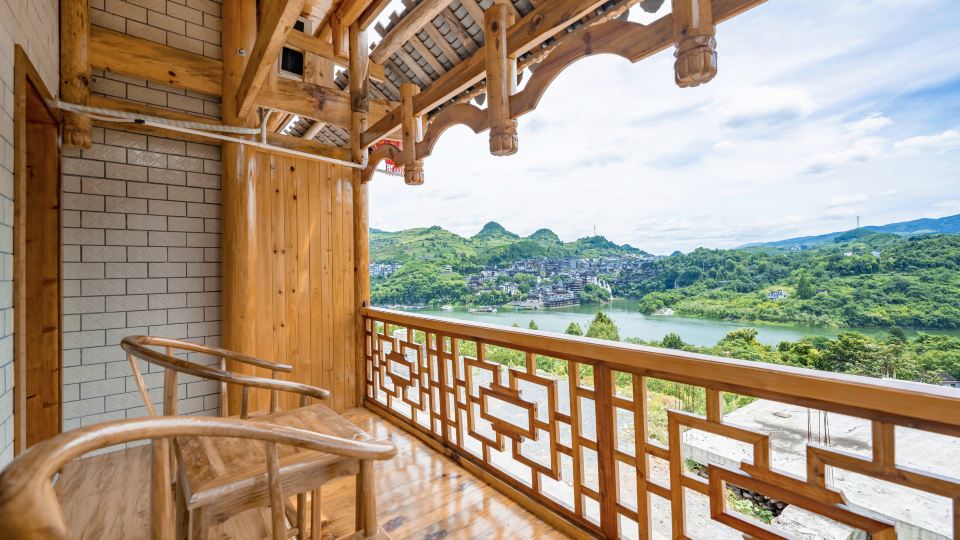 Furong Town Waterfall View Inn