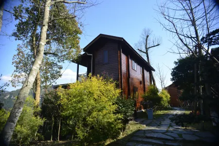 Huiwengu Guesthouse Отели рядом с достопримечательностью «Dongdong»