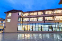 Luming Yuye Light Luxury Homestay (Shangri-La Dukezong Ancient City Shop)