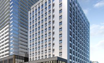 3. Hotel Em..