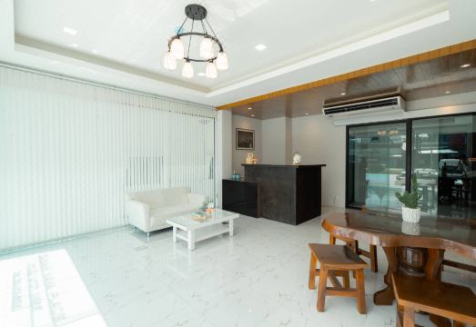 현지 식당 및 마사지샵 거리