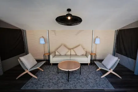 シャージャコレクションによるムーンリトリート