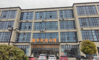 Zhanhua Self-checkin Apartment