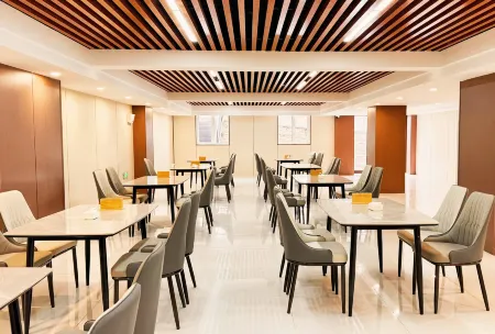 Silver Plaza Joy Select Hotel (Penglai Branch) Отели рядом с достопримечательностью «Haishi Park»